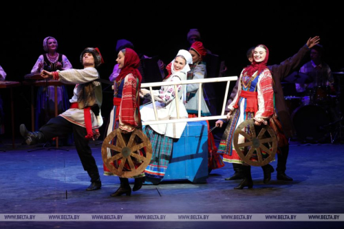 Новую театрализованную программу "Масленка" представил хореографический ансамбль "Хорошки"