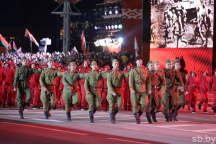 Театрализованный эпизод «Будем жить!» в финале военного парада в честь 80-й годовщины Победы советского народа в Великой Отечественной войне поразил зрителей своим масштабом и размахом